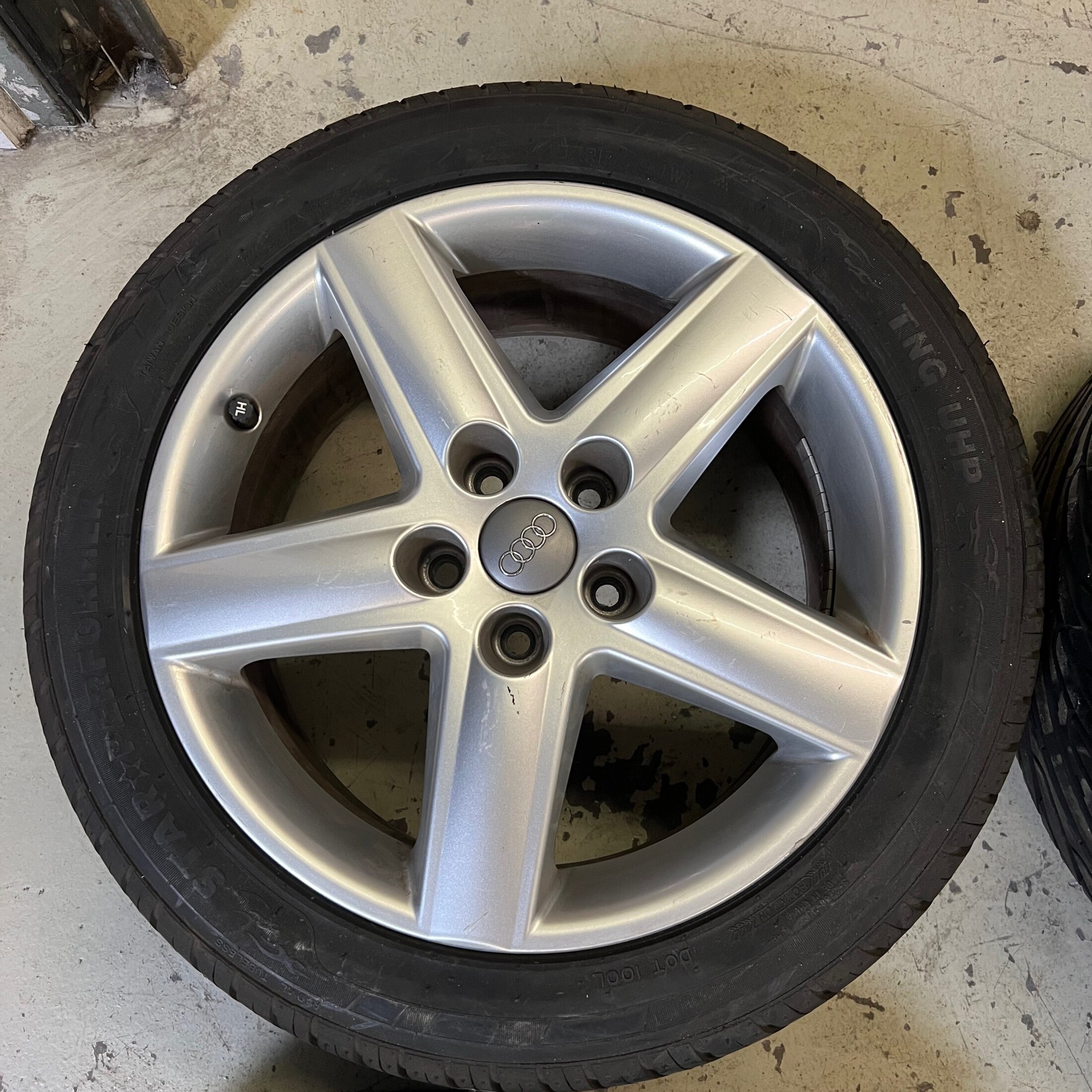1 Satz Reifen mit Alufelgen für Audi 235 /45ZR17 94 W